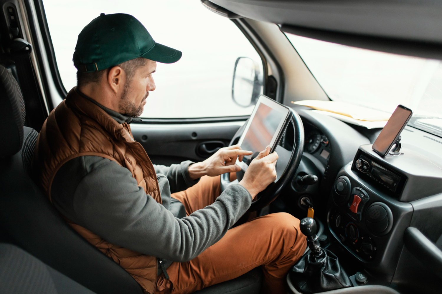 Operador en unidad consultando órdenes de trabajo en una tablet